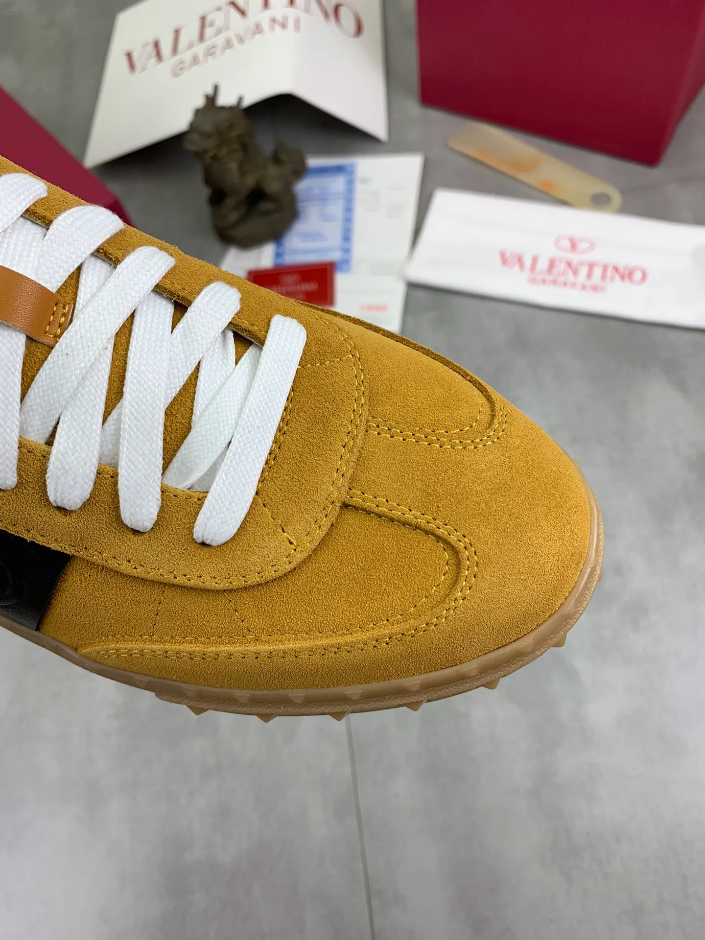 Men's Men's Shoes P520 New Couple Style Valentino Valentino 2025/UPVILLAGE Couple Casual Sports Shoes Moral Training Shoes 🆚Professional high-end, perfect replica, first-class quality, all made of original 1:1 materials, exclusive mold opening! 🎁Full set of high-end packaging at the counter ✔️Fabric: high mercerized cowhide ✔️Outsole: TPU material outsole ✔️Size: female 35-40 male 39-45 (female 41 male 38.46) 🆚All details are customized at 1:1 mold, striving for perfection!
